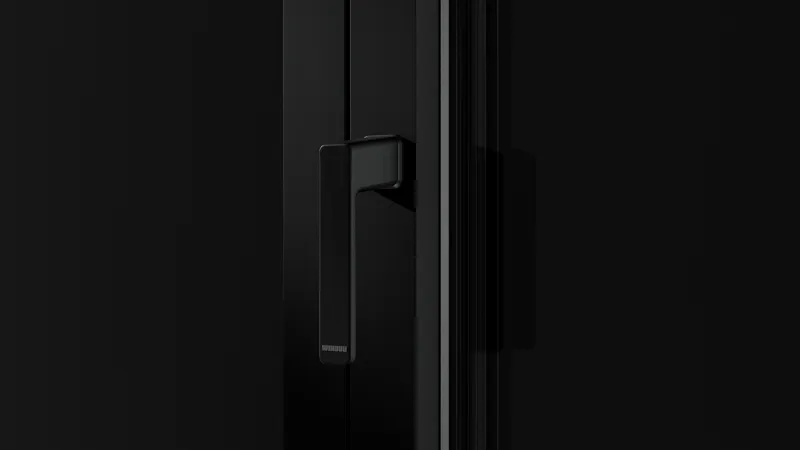 Manilla minimalista negra sobre una ventana de aluminio