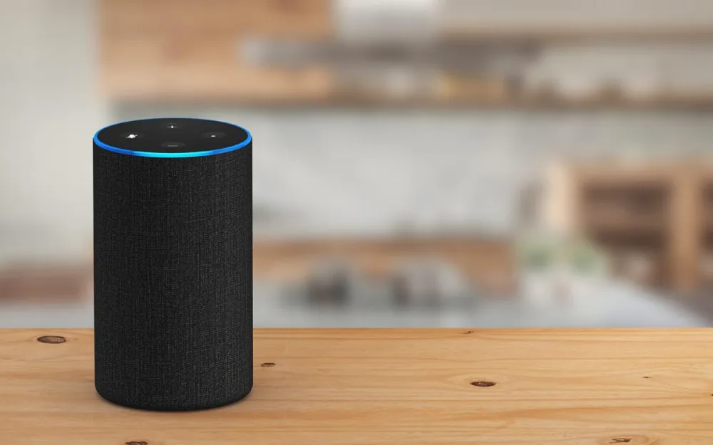 Altavoz de asistente de voz sobre una mesa de madera