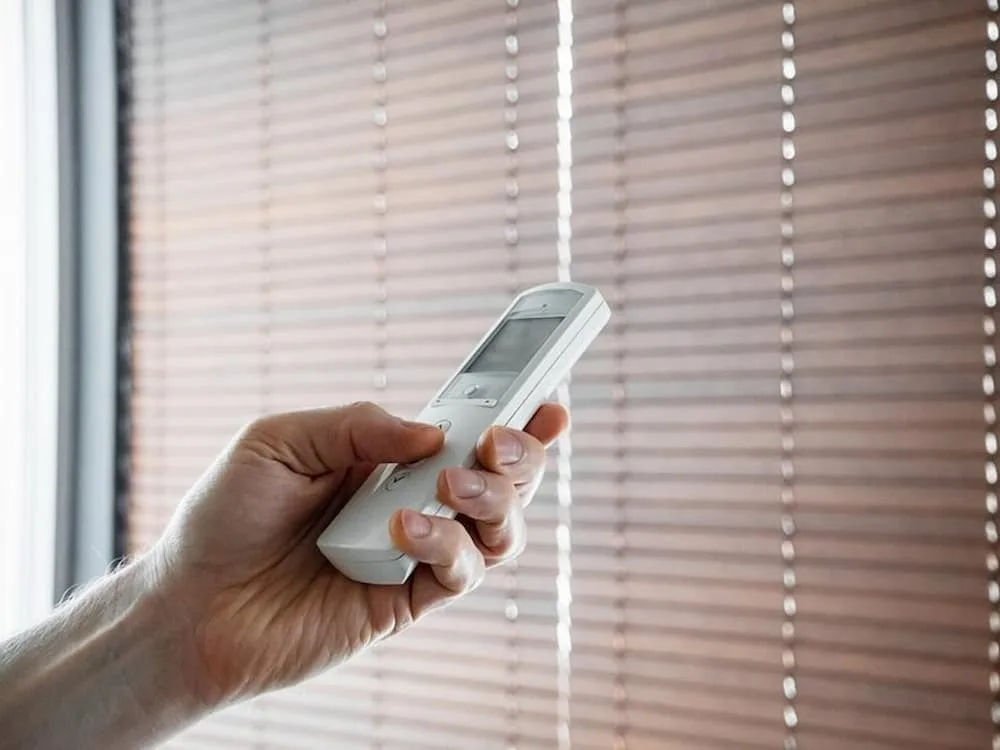Control de persianas motorizadas por app, voz o mando