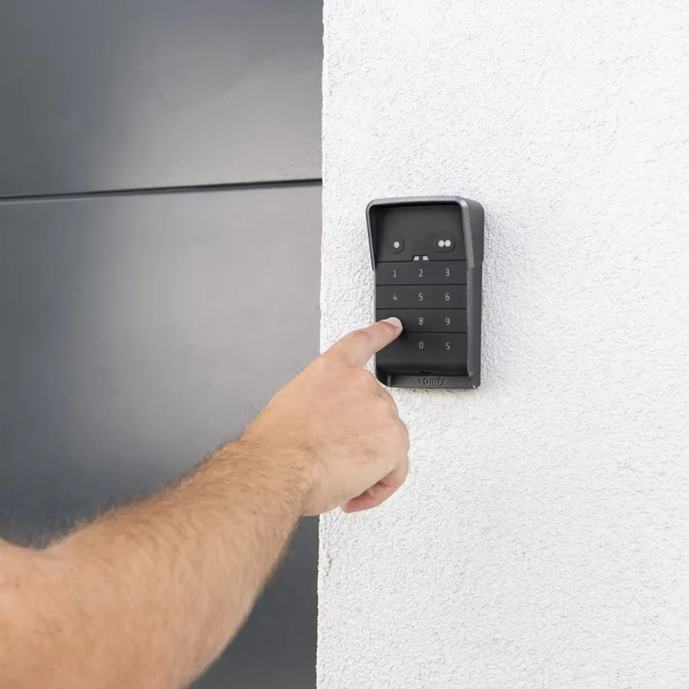 Apertura de puerta con teclado de código numérico