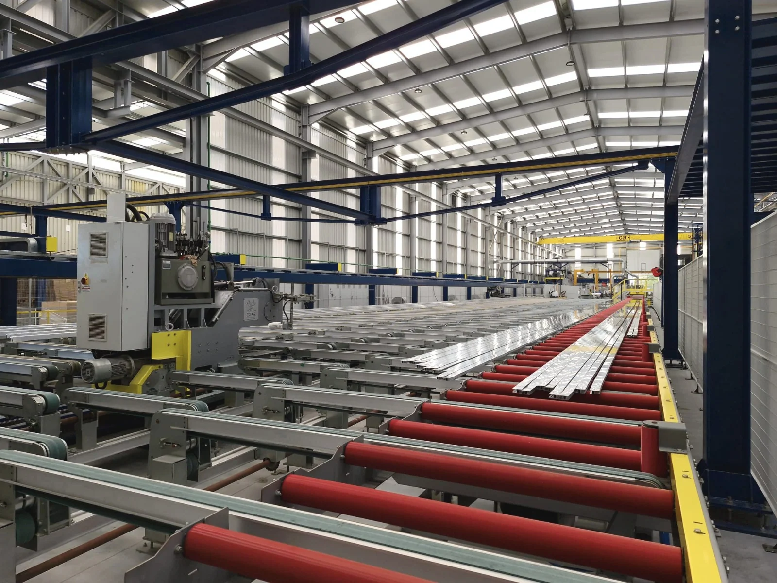 Perfiles de aluminio con distintos acabados lacados y anodizados apilados