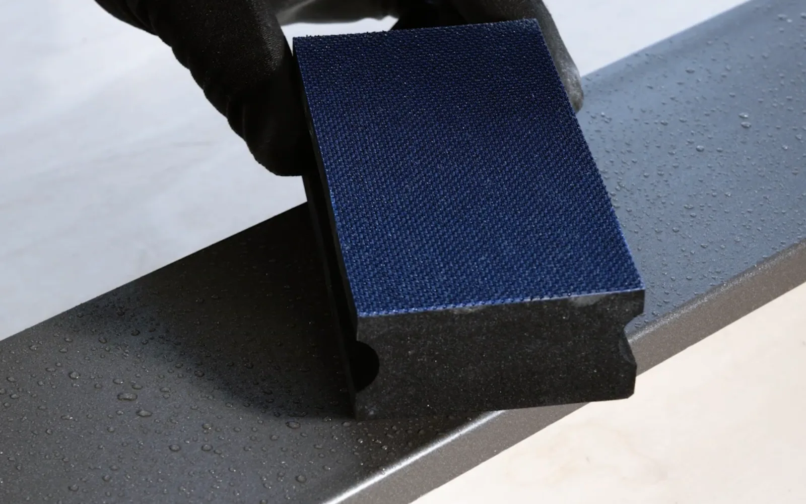 Prueba de rayado sobre una muestra de perfil de PVC con acabado Acrylcolor azul