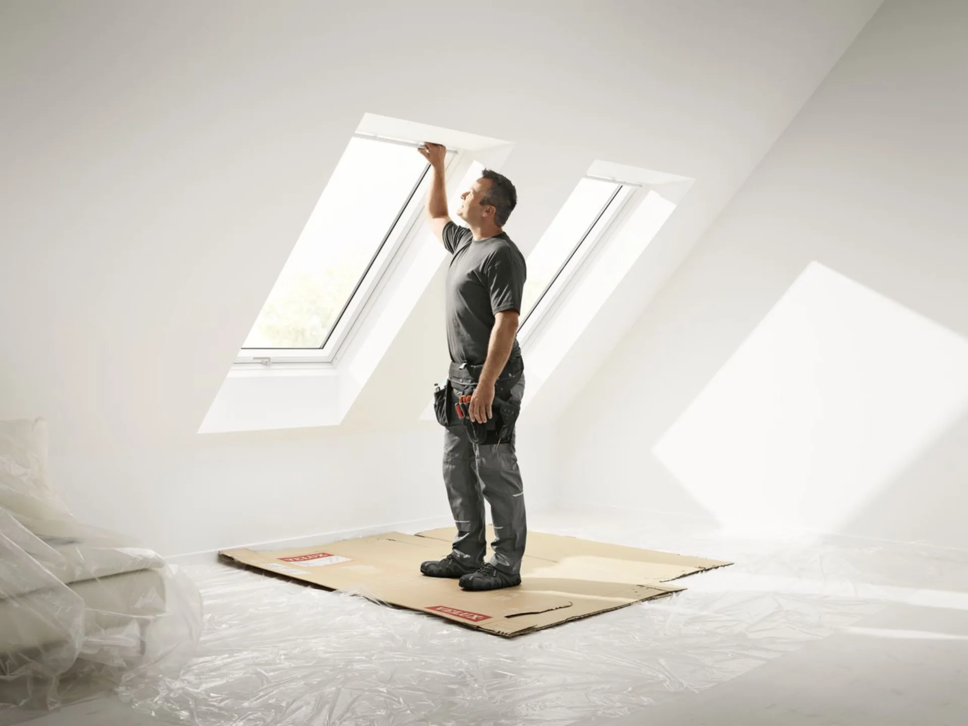 Dos instaladores montando una ventana de tejado Winduu